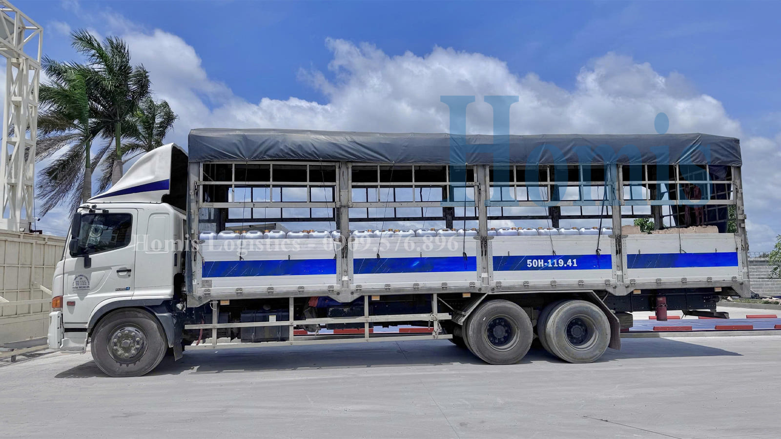 Hình ảnh Homis chở hàng hóa ở Đồng Nai cho khách hàng