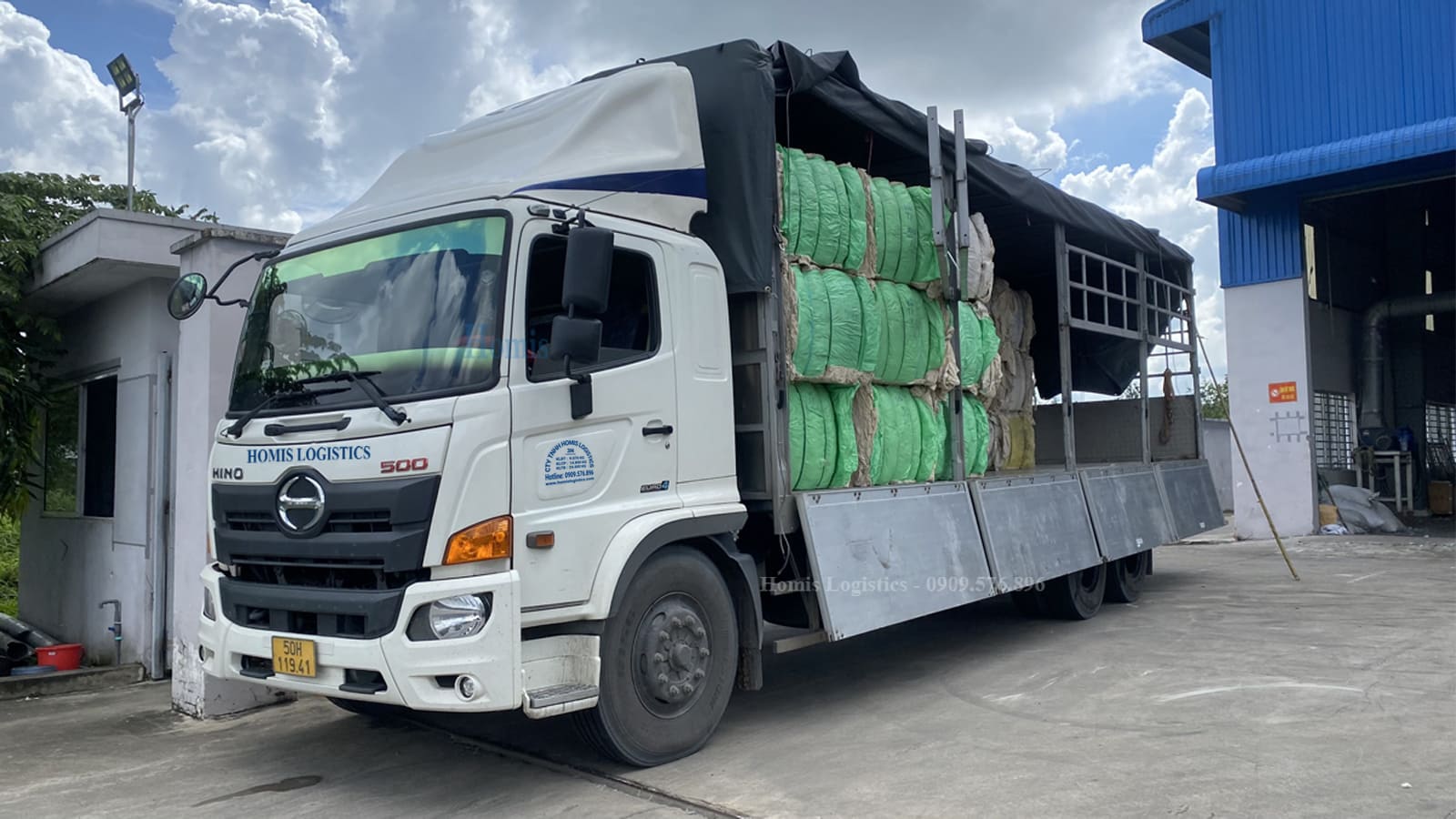 Hình ảnh Homis chở hàng hóa tại Đồng Nai cho khách hàng