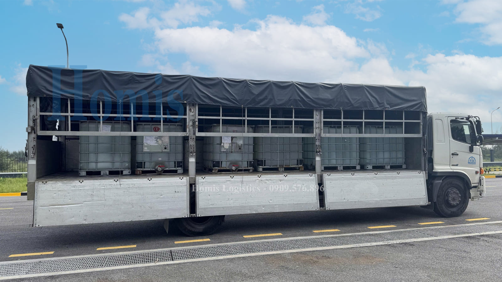 hình ảnh xe tải chở hóa chất tại Bình Dương