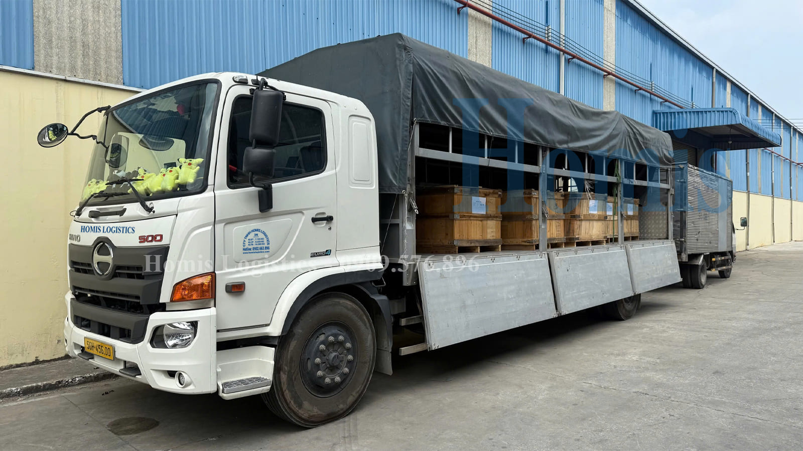 Hình ảnh xe tải chở hàng tại KCN An Phước