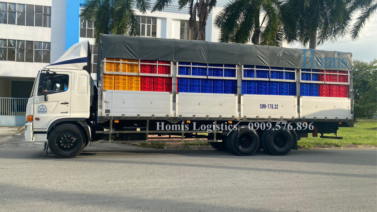 Xe tải chở hàng két nhựa tại KCN Long Khánh